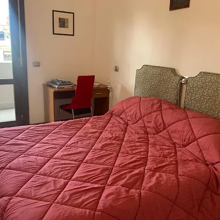 Free Parking, Close To The Train Station And The Duomo דירה